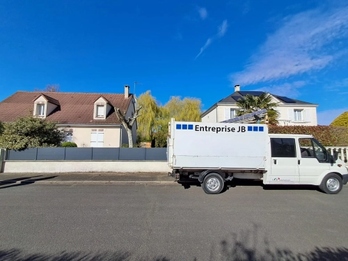 Image d'un chantier en cours pour l'élagage d'un arbre, après travaux, nécessitant l'utilisation d'une nacelle pour un client à Orléans