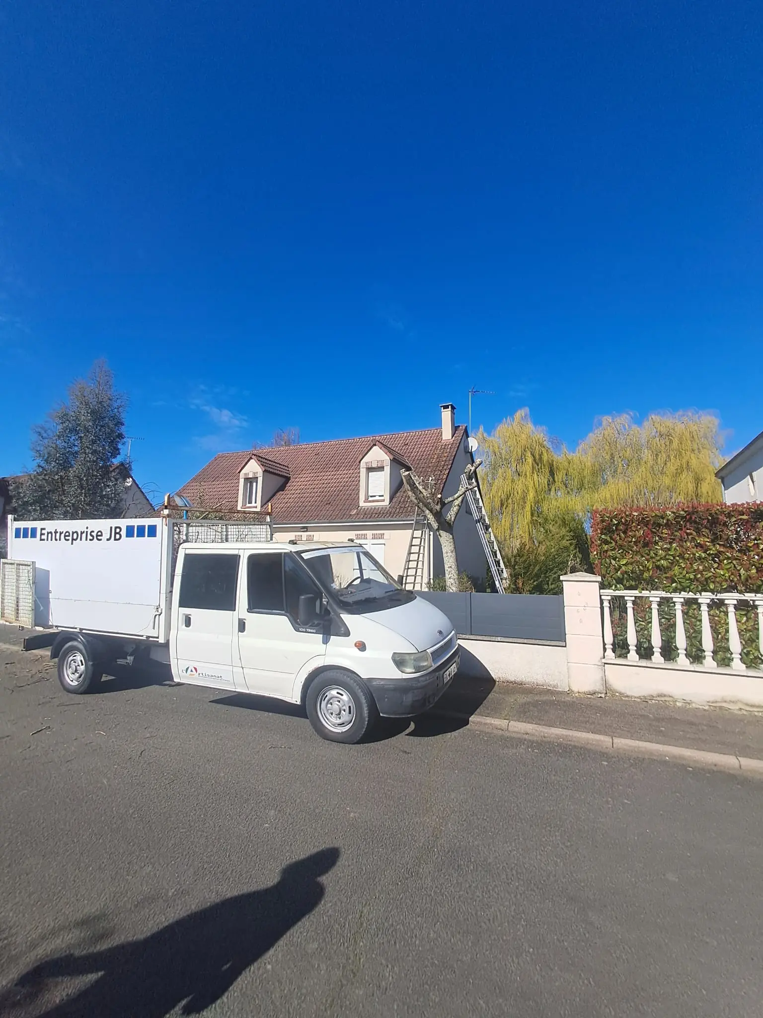 Image d'un chantier en cours pour l'élagage d'un arbre, après travaux, pour un client à Orléans