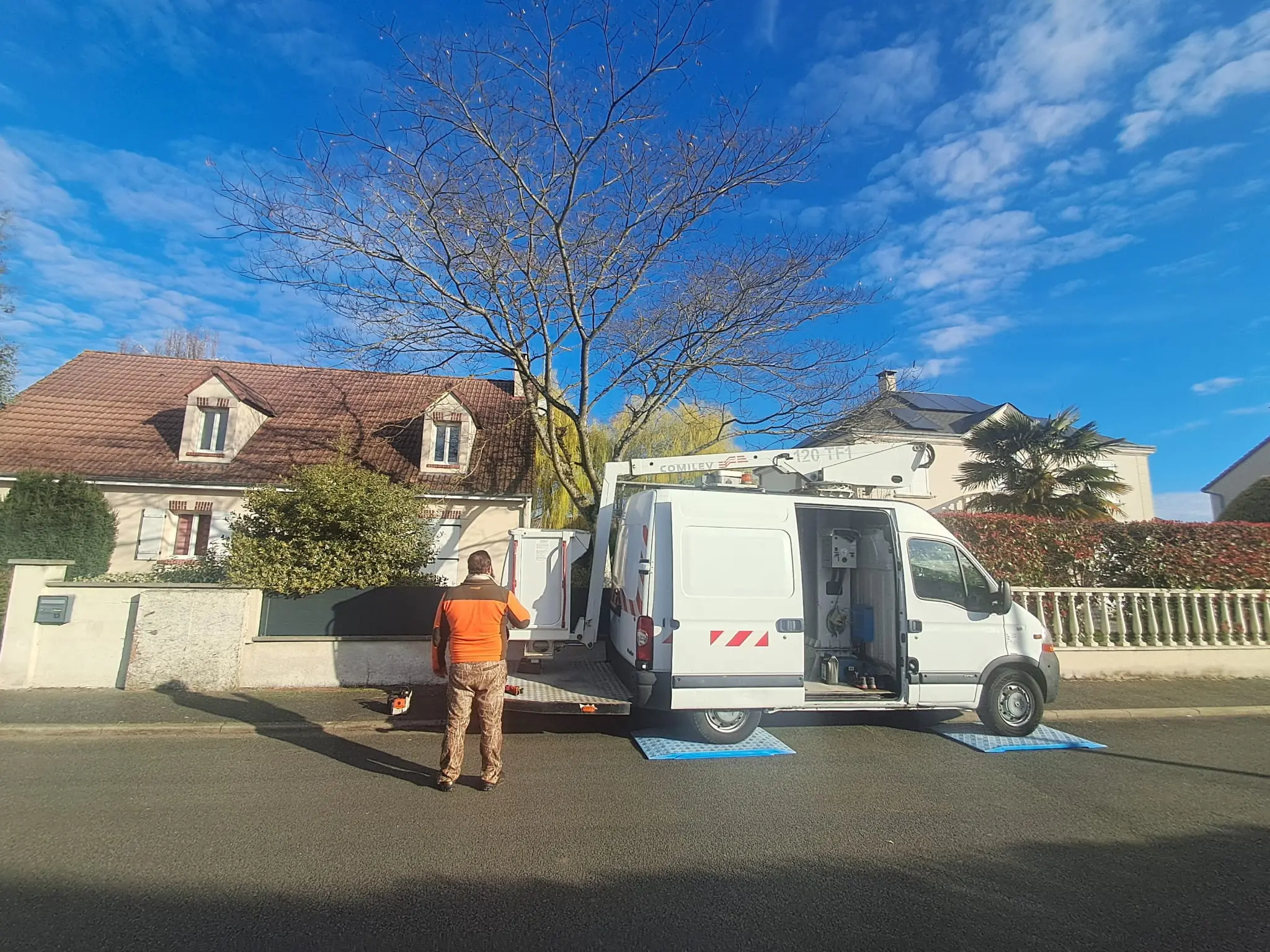 Image d'un chantier en cours pour l'élagage d'un arbre, avant travaux, nécessitant l'utilisation d'une nacelle pour un client à Orléans