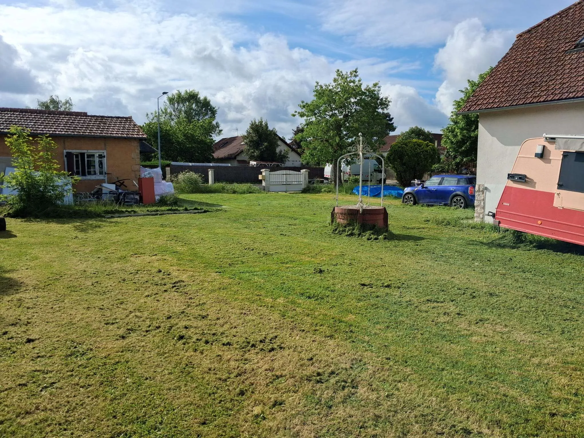 tonte-de-pelouse-à-orléans-après-vue-de-derrière