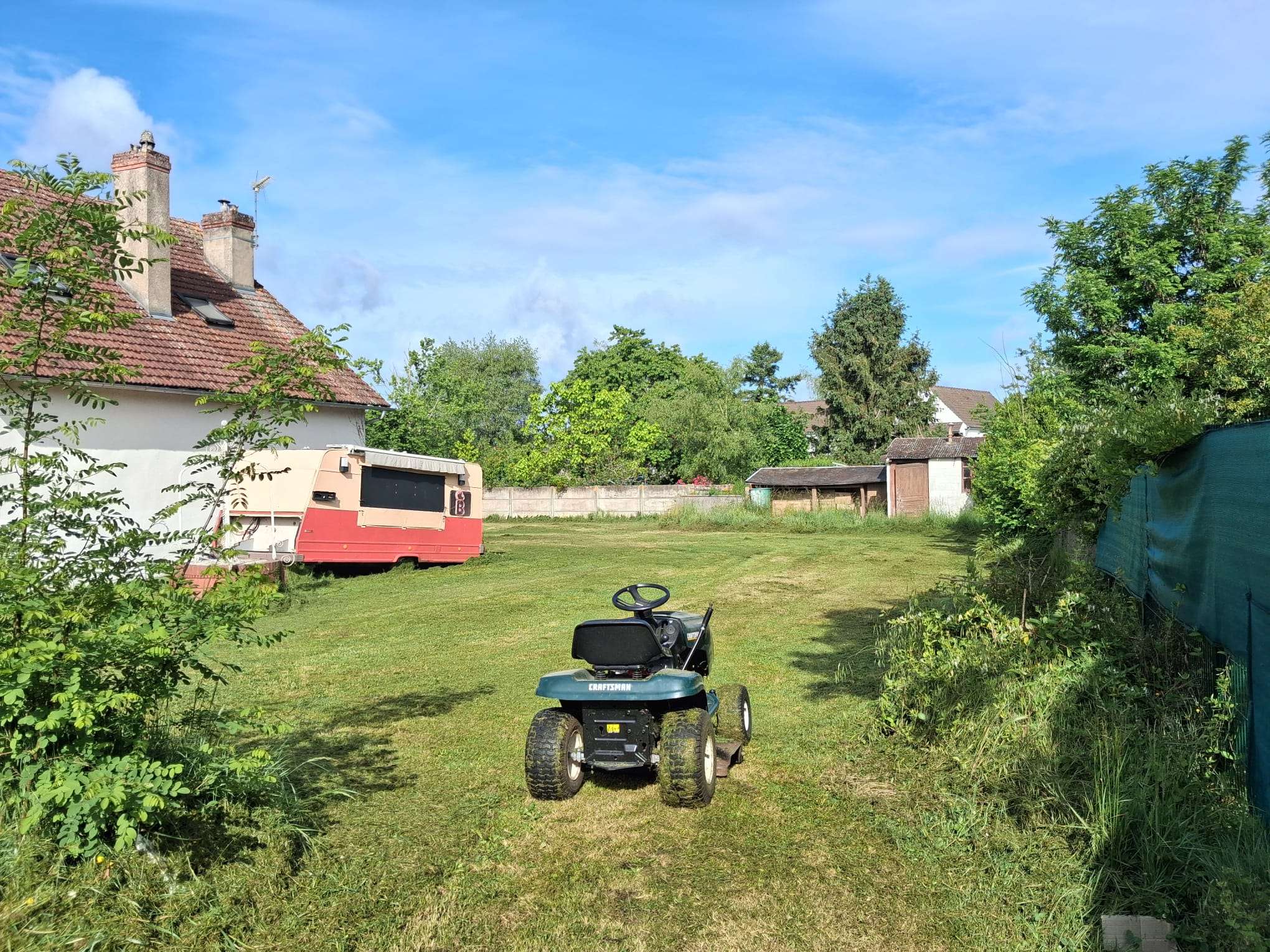 tonte-de-pelouse-à-orléans-pendant-vue-de-côté