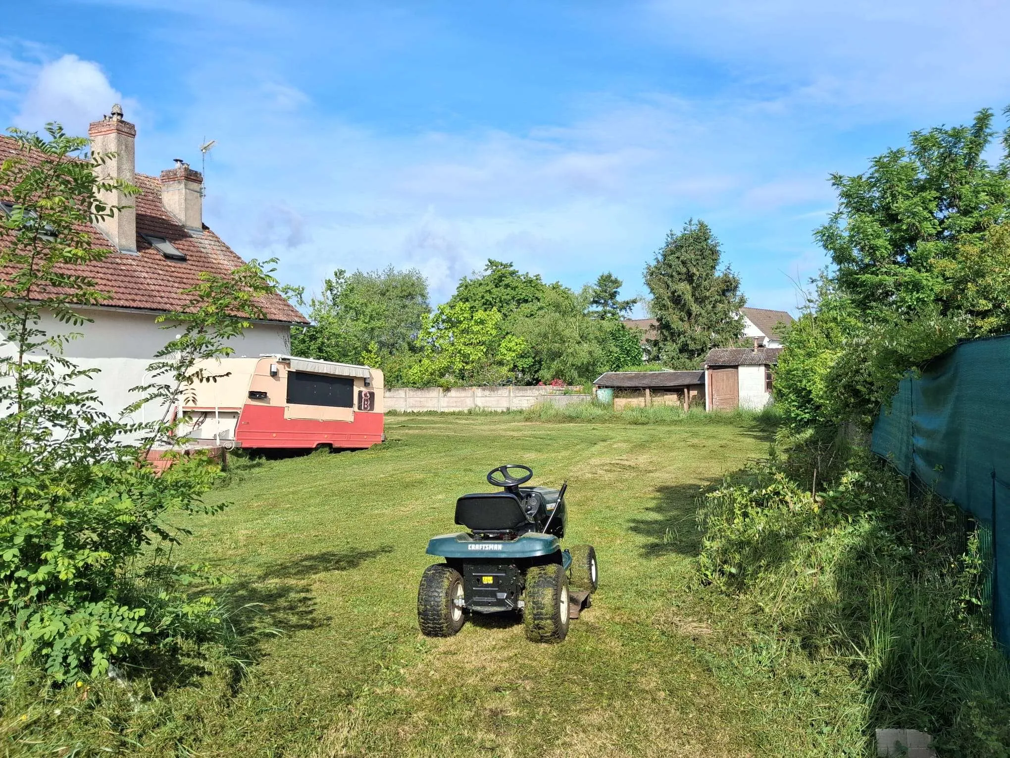 tonte-de-pelouse-à-orléans-pendant-vue-de-côté